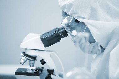 Laboratuvar araştırması. Takım çalışması bilim adamları verileri inceler ve mikroskop başarısını değerlendirir. Düşüren kimyasallar üzerinde araştırma yapıyorlar. Yaşam bilimi ve Covid 19 için aşı buluyorlar.