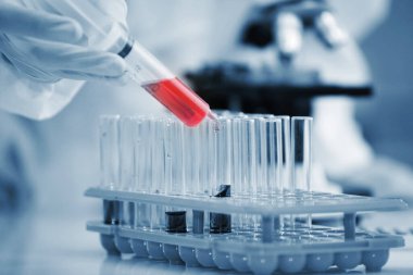 Laboratuvar araştırması. Takım çalışması bilim adamları verileri inceler ve mikroskop başarısını değerlendirir. Düşüren kimyasallar üzerinde araştırma yapıyorlar. Yaşam bilimi ve Covid 19 için aşı buluyorlar.