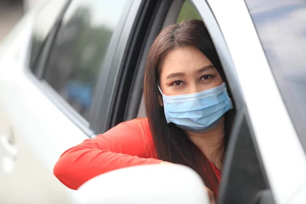 Jovem Com Máscara Protetora Médica Seu Rosto Está Dirigindo Carro — Fotografia de Stock