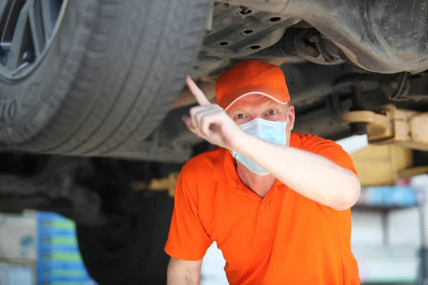 Auto Monteur Beschermende Masker Coronavirus Zijn Vaststelling Van Auto Motor Rechtenvrije Stockfoto's