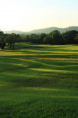 Krásné golfové hřiště při západu slunce, čas východu slunce.