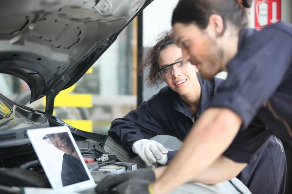 Autószerelő Használja Notebook Számítógépek Ellenőrzésére Motor Szolgáltatás Karbantartása Ipari Motorjavítás — Stock Fotó