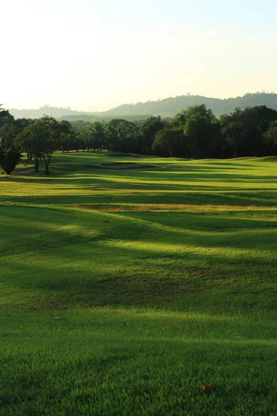 Mooie Golfbaan Bij Zonsondergang Zonsopgang — Stockfoto