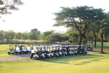 Gün batımında güzel bir golf sahası, gün doğumunda. Sabah oldu.