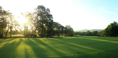Gün batımında güzel bir golf sahası, gün doğumunda. Sabah oldu.
