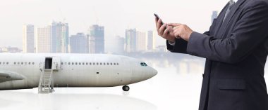  Uluslararası havaalanı terminali, bilgi panosuna bakıyor, lojistik; ulaşım; ithalat; ihracat; nakliyat; taşımacılık; iş; yükleme; sanayi;