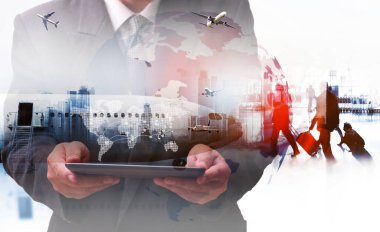  Uluslararası havaalanı terminali, bilgi panosuna bakıyor, lojistik; ulaşım; ithalat; ihracat; nakliyat; taşımacılık; iş; yükleme; sanayi;