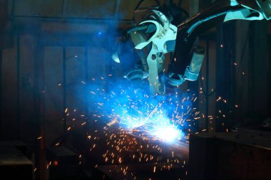 Akıllı fabrika arka planında kablosuz robot kolu üretiyor. Otomotiv parçaları endüstrisindeki kaynak robotu medyası
