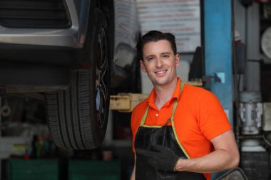 Garajında çalışan bir tamircinin portresi ya da araba tamircisi ya da araba tamircisi, iş yeri, bakım ve insan konsepti