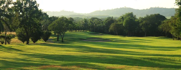 Mooie Golfbaan Bij Zonsondergang Zonsopgang Ochtendtijd — Stockfoto