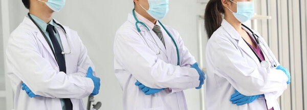 Лабораторные исследования. Командная работа Ученые изучают данные и оценивают успех микроскопа. Они проводят исследования с помощью капельного химического тестирования биологических наук и находят вакцину от ковидиоза 19