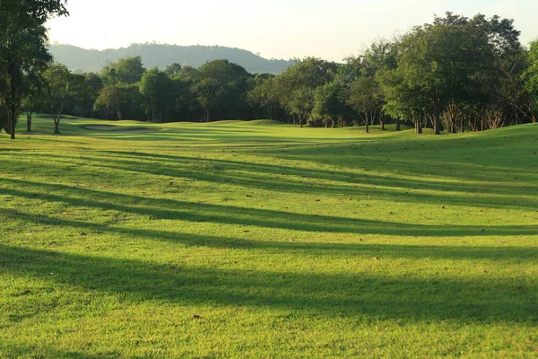 美丽的高尔夫球场在日落时分 日出时分 早上时间 — 图库照片