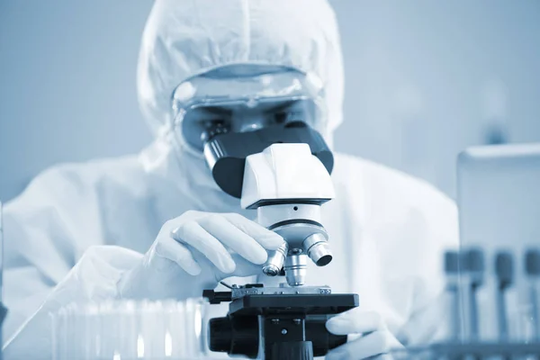 Laboratuvar Araştırması Takım Çalışması Bilim Adamları Verileri Inceler Mikroskop Başarısını — Stok fotoğraf