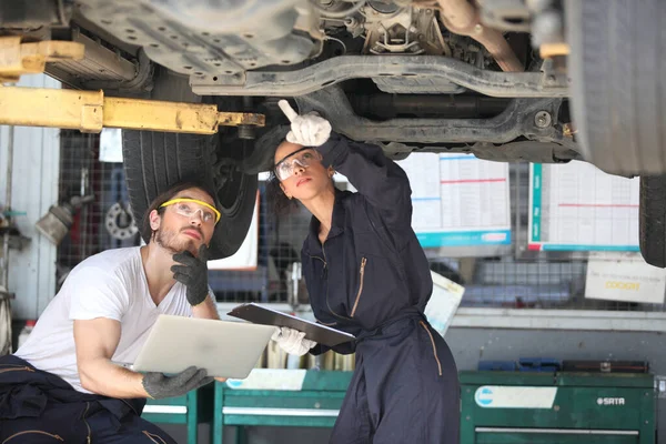 Autószerelő Használja Notebook Számítógépek Ellenőrzésére Motor Szolgáltatás Karbantartása Ipari Motorjavítás — Stock Fotó