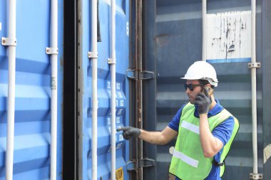 İnşaat mühendisi, lojistik veya ihracat sektöründe çalışıyor.
