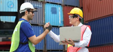 Mühendislik grubu çalışıyor ve lojistik ve ihracat işlerini desteklemek için konteyner yüklüyorlar