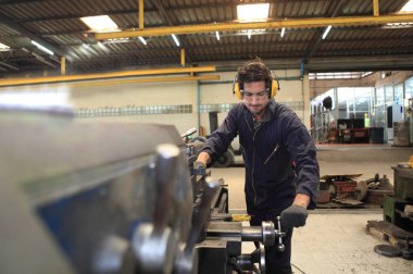 Makineli erkek endüstriyel mühendisler. Endüstride üretim mühendisine yardım. Plastik fabrikasını kontrol ediyor. Çalışma Konsepti Başarılı.