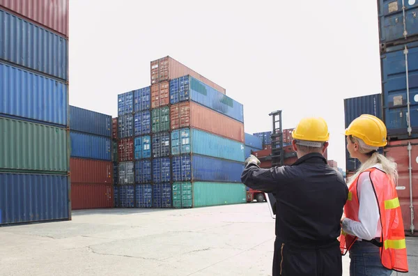 Kelompok Insinyur Bekerja Dan Mereka Memuat Wadah Untuk Mendukung Logistik — Stok Foto