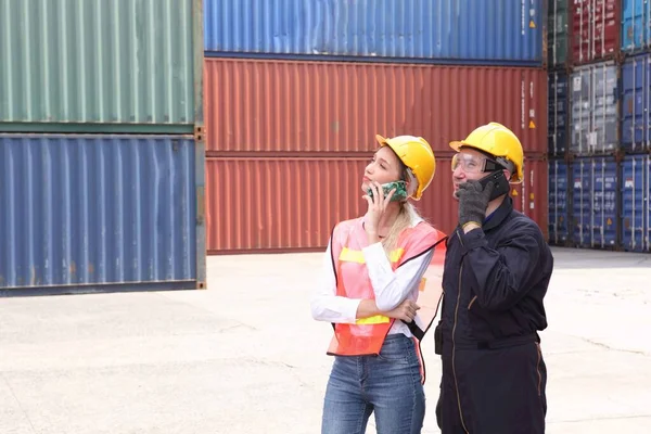 Gruppo Ingegneri Che Lavorano Stanno Caricando Container Supportare Logistica Importare — Foto Stock