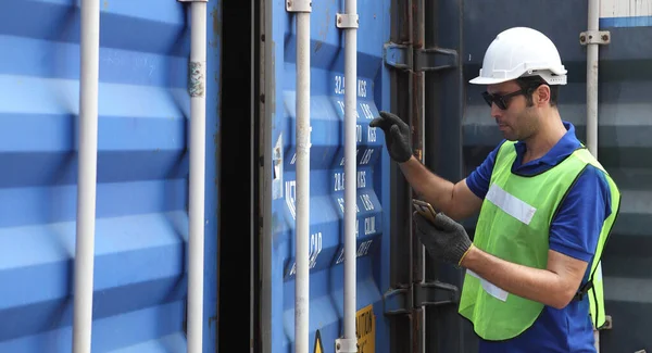 Ingegnere Ispettore Casella Controllo Contenitore Presso Area Lavoro — Foto Stock