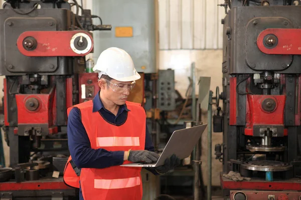 Männliche Wirtschaftsingenieure Mit Maschine Unterstützung Des Produktionsingenieurs Der Industrie Kontrolliert — Stockfoto