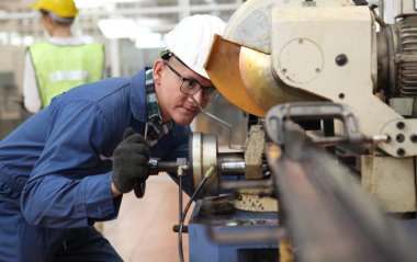 Fabrika Mühendisi Hidrolik Tüpü Çalıştırıyor Bender ya da kaliteli mallar için kesilmiş