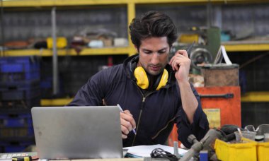 Fabrika Mühendisi, endüstri fabrikasının kontrolü için cep telefonu bağlantısı kullanıyor.