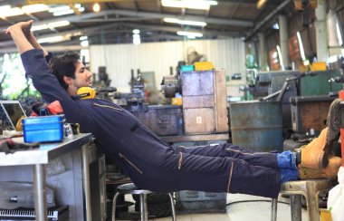 Fabrika Mühendisi, işten kaytarın. Fabrikada. 