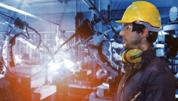 Produktionstechniker Mit Automatisiertem Drahtlosen Roboterarm Hintergrund Der Smart Factory Mischtechnik — Stockfoto