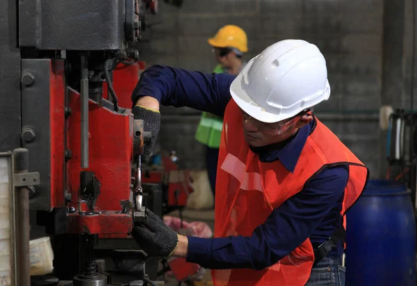 Fabrik Ingenieur Mit Großer Maschine Schneidet Material Für Industriekonzept — Stockfoto