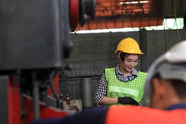 Ingenieros Industriales Masculinos Femeninos Sombreros Duros Discuten Nuevo Proyecto Mientras —  Fotos de Stock