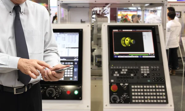 Άντρας Χέρι Κρατώντας Tablet Χειριστήριο Αυτόματο Ασύρματο Βραχίονα Ρομπότ Έξυπνο — Φωτογραφία Αρχείου