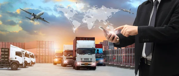 具有世界物流背景或运输业或航运业 集装箱运输 卡车交货 进出口概念的人的双重暴露 — 图库照片