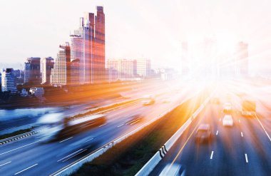 Şehir arka planına sahip kentsel manzara yolu