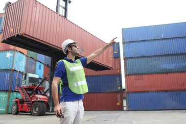 Mühendislik grubu çalışıyor ve lojistik ve ihracat işlerini desteklemek için konteyner yüklüyorlar