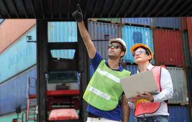 Mühendislik grubu çalışıyor ve lojistik ve ihracat işlerini desteklemek için konteyner yüklüyorlar