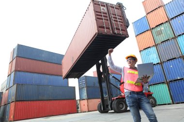 İşçiler kargo konteynırlarını inceliyor. ayrılmadan önce.