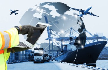 Afrika kökenli Amerikalı yakışıklı bir siyahi mühendisin yakınında konteynır deposu alanında çalışıyor.