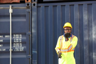 Foreman kontrol kargodan konteynır kutusunu yüklüyor ve müfettiş nakliye konteynırlarıyla birlikte konteynır kutusunu kontrol ediyor ihracat şirketi lojistik şirketi ayrılmadan önce.