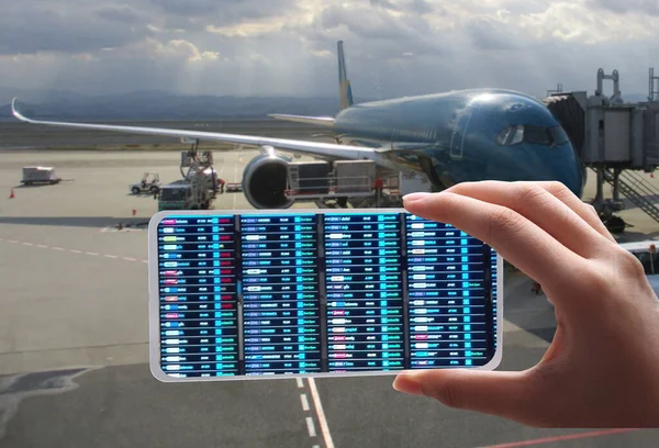 Geschäftsmann Gibt Internationales Flughafenterminal Schaut Auf Informationstafel Kontrolliert Ihn Beim — Stockfoto
