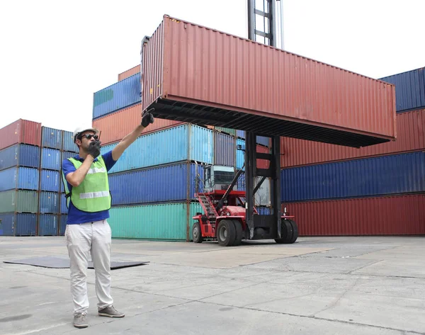 Kelompok Insinyur Bekerja Dan Mereka Memuat Wadah Untuk Mendukung Logistik — Stok Foto