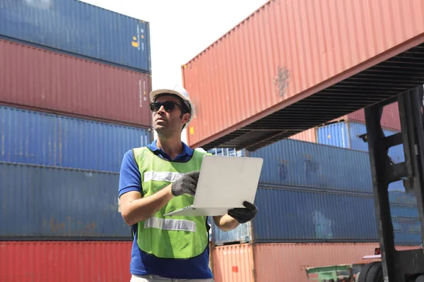 Operaio Che Ispeziona Container Carico Prima Della Partenza — Foto Stock