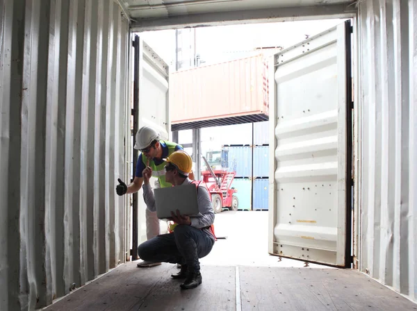 Operaio Che Ispeziona Container Carico Prima Della Partenza — Foto Stock