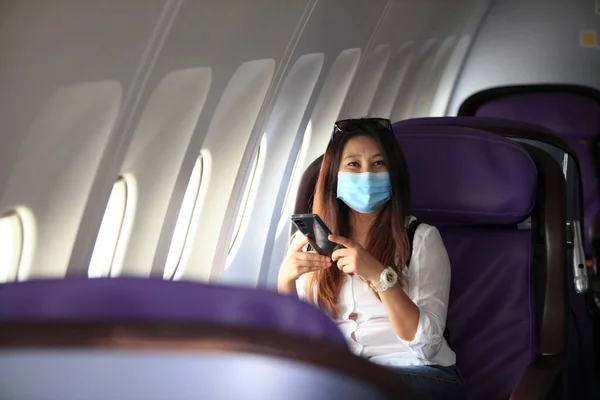 Азиатка Туристка Самолете Медицинская Защитная Стерильная Маска Лице Путешествует Пандемия — стоковое фото