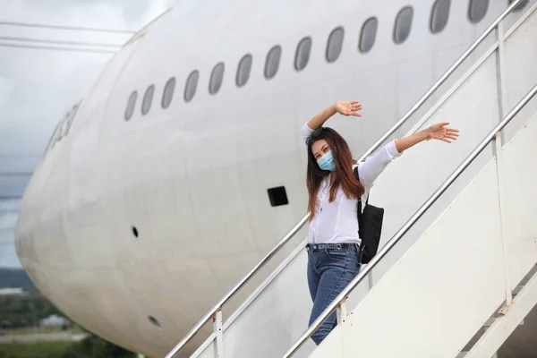 Asiatische Touristin Steigt Flugzeug Und Trägt Gesichtsmaske Reisekonzept Für Coronavirus — Stockfoto