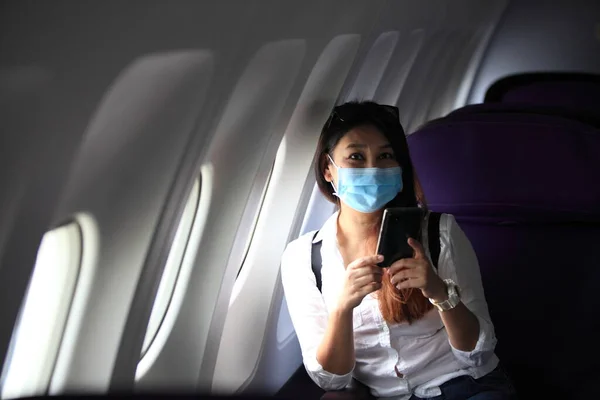 Азиатка Туристка Самолете Медицинская Защитная Стерильная Маска Лице Путешествует Пандемия — стоковое фото