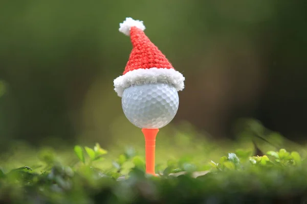 Golfový Míček Odpališti Čepicí Santa Clause Pro Prázdninovou Sezónu Koncept — Stock fotografie