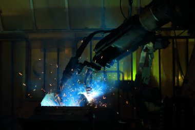Kaynak robotları otomotiv endüstrisinde çalışıyor 