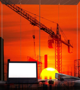 İnşaat alanında güneşli vinçler 