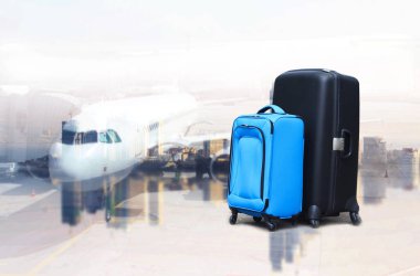 Havaalanı terminalinin bekleme salonunda yolcu bavulları, büyük pencereli iç mekan, bavullar, yaz tatili konsepti, havaalanının kalkış salonunda bavullar, arka planda uçak,